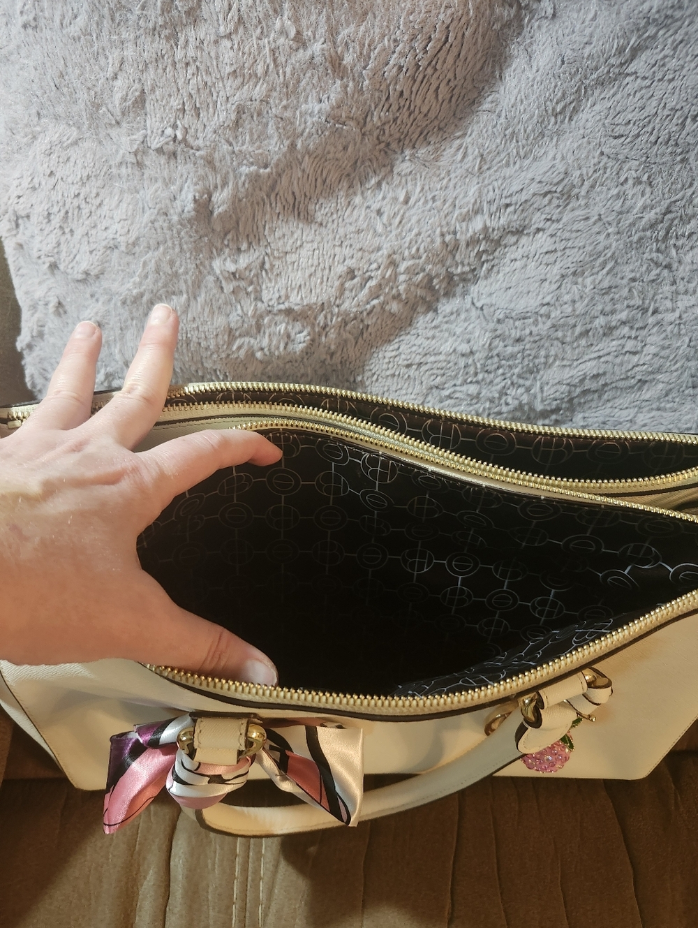 Henri Bendel Off White Saffiano Leather Structured Dual Handle Tote W Strap, EUC - Picture 11 of 16